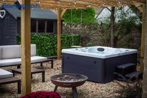 Cotswolds Cottage with Hot tub - Image 1