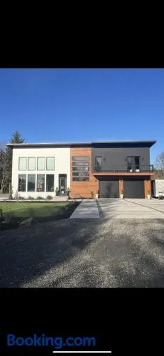 Modern Sanctuary with Mountain Views and Spa - Image 1