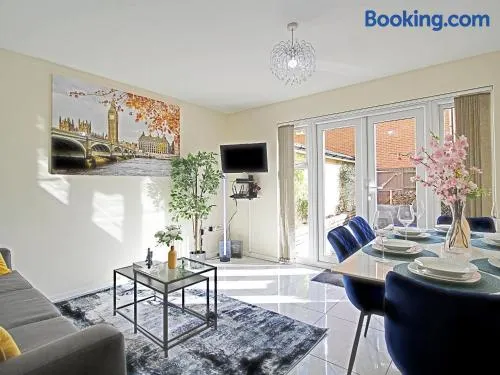 4BRD Luxury House RG2 - Free Parking - Image 1