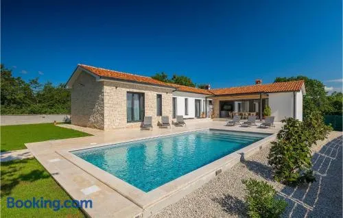 Casa con barbacoa, jardín y piscina privada - Image 1