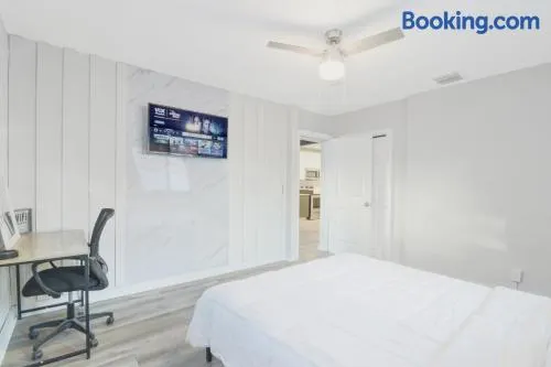 Spacious and luxurious home centrally located between Miami and Ft. Lauderdale - Image 1