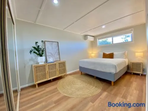 Walk to beach - 3bed House - Pet & kid friendly - Image 1