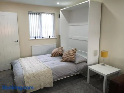 M60 Modern Studio Appartment with free parking - Image 1