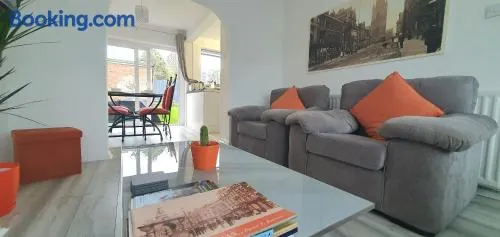 3 bedroom guest House in Brierley hill Contractors & Families Welcome DY5 - Image 1