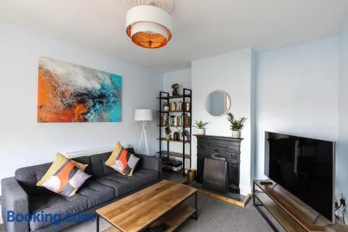Eden Cottage - 9 Guests, Sea Views, Central Cowes, Ferry Deal - Image 1