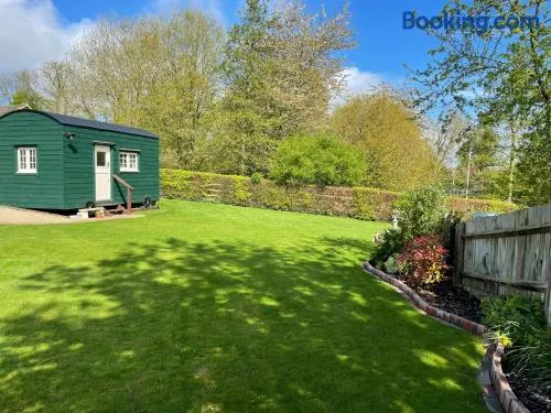 Beautiful Shepherd's Hut - Lois Weedon - Image 1