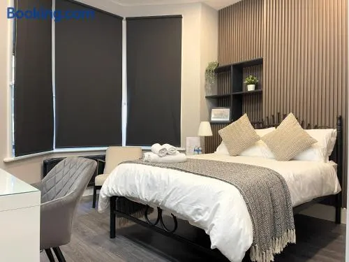 Luxury Guest House in Vibrant London Area - Image 1