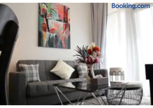 Chic 1BR Oasis - Modern City Haven - Image 1