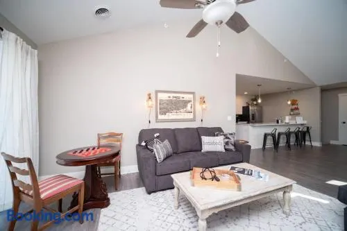 Spacious 2 bed Condo with Office - Image 1