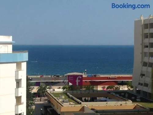 Appartement de vacances entièrement équipé avec internet haut débit | Vue ville | À côté de la plage - Image 1