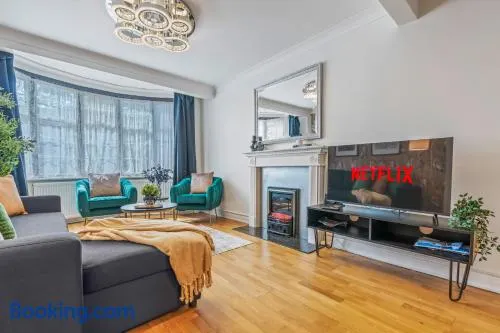 Perivale Grand 6-Bedroom Retreat - Pool Table - Image 1