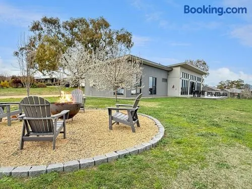 The Iron Pear - Pet Friendly with Country Views - Image 1