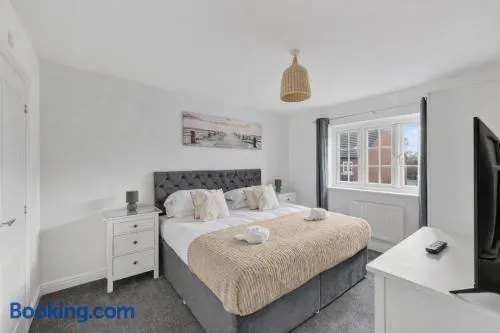 Detached 4 Bedroom House - Excellent Location - Driveway Parking, Fast WiFi, Sky TV and Self-Check-In by Yoko Property - Image 1