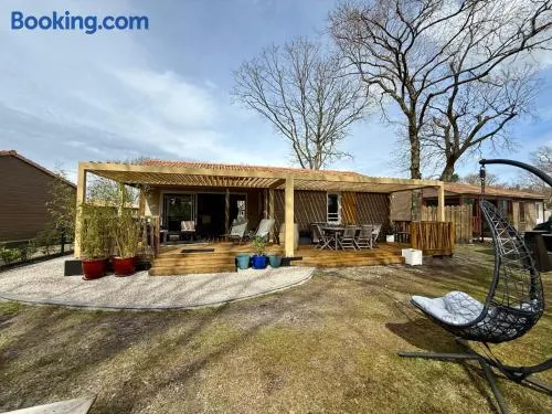 Chalet 18 tout confort pour un séjour dans domaine avec Piscine et en bordure Lac avec plage artificielle - Image 1