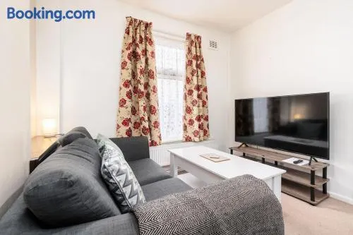 Convenient 2BR House with Great Transport Links - Image 1