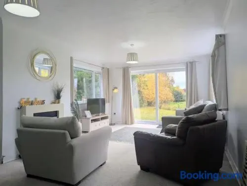 Grantham Stays 6BR, Sleeps 11, WIFI & Parking - Image 1
