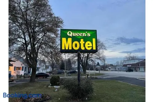 Queen's Motel Blenheim Near Lake Erie ON - Image 1