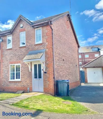 Kingmaker - Free Private Parking, Garden, TV, Fully Equipped - Image 1