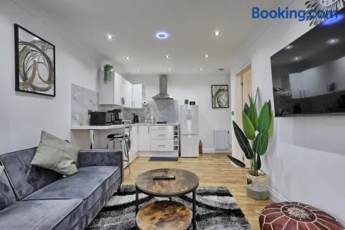 Very Cosy & Lovely 1 Bed Garden Apartment with side access, Suitable for Long Stay and Short Stay - Image 1