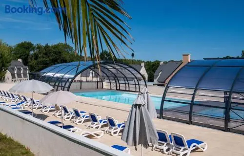 Maison avec piscine chauffée toute l'année à Morgat en bretagne sur la presqu'île de Crozon située à 800 m de la mer - Image 1