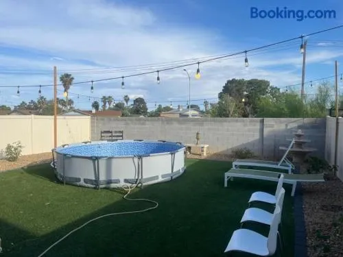 Vic's 3 bedroom 4beds & POOL centrally located! - Image 1