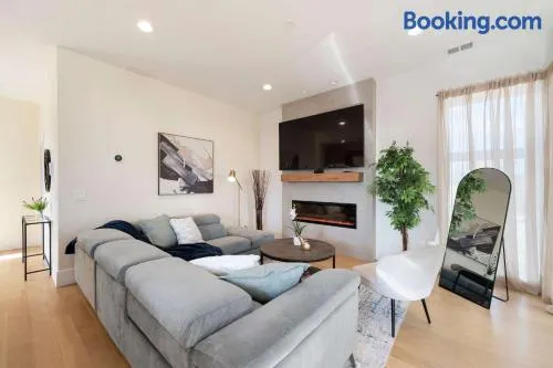 New 3Bed 2Bath Condo with Parking by United Center - Image 1