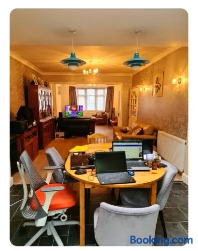 21 Fairfield Crescent - Image 1