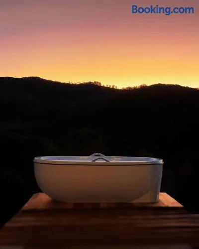 Cabana Western com Banheira e Vista para o Pôr do Sol nas Montanhas - Image 1