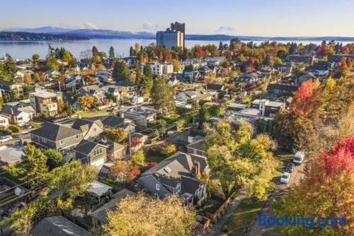 Urban Seattle 2br With Free Parking Near Downtown & Capitol Hill With Transit Access - Walkable To Madison Park Beach & Arboret - Image 1