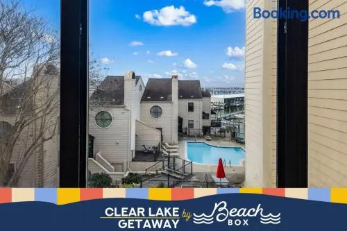 Elegant Lakefront Condo Showcasing Spectacular Views. - Image 1