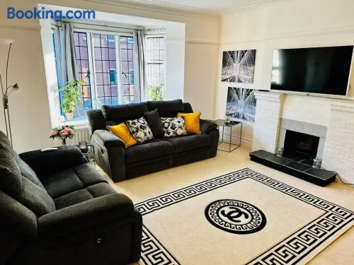 Luxurious 2BR stay in London-GerrardsCross-Wembley-private carpark-short walk to train station - Image 1