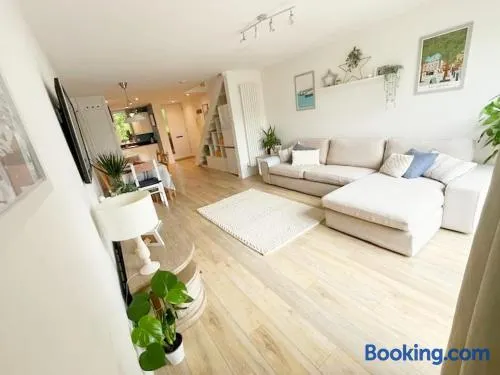 3 Bed Flat Battersea Square with Balcony & Parking - Image 1
