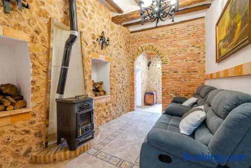Casa del Siglo XVIII al Pie del Castillo Medieval - Image 1