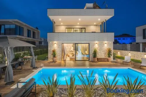 Villa Golden Shine - Image 1
