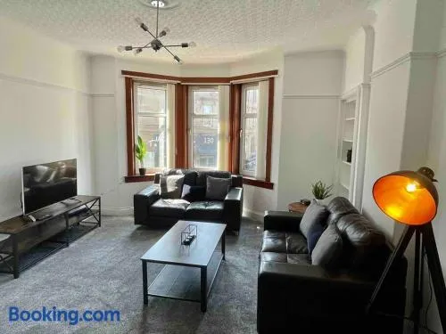 Large 2 bed near Glasgow Airport - Image 1
