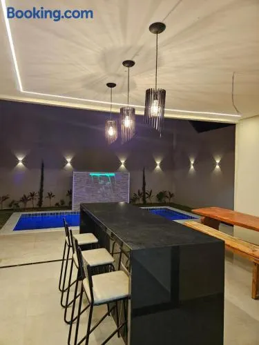 Casa em condomínio, ar condicionado, cervejeira, churrasqueira, piscina e muito mais - Image 1