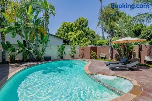 Cozy Home with Pool and Jacuzzi Minutes from Universal Studios - Image 1