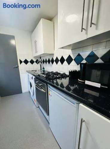 Cozy 1 bed city apartment - Image 1