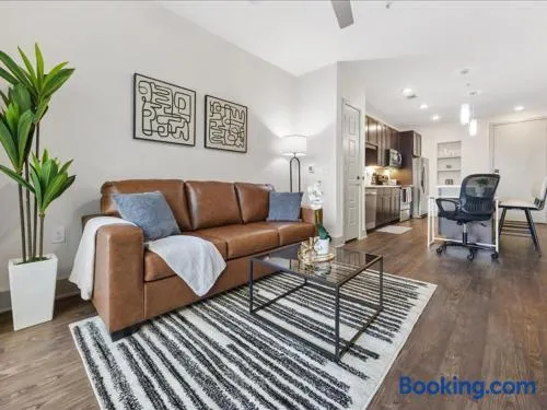 Luxe 1BR Stay with Pool, Gym & EV Charger - Image 1