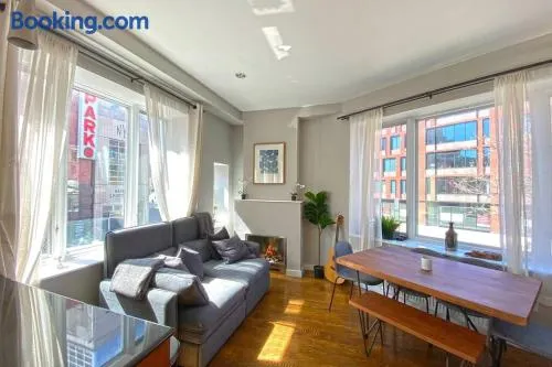 Beautiful 3 Bdrm 2 Bath Private Luxury Townhouse! - Image 1