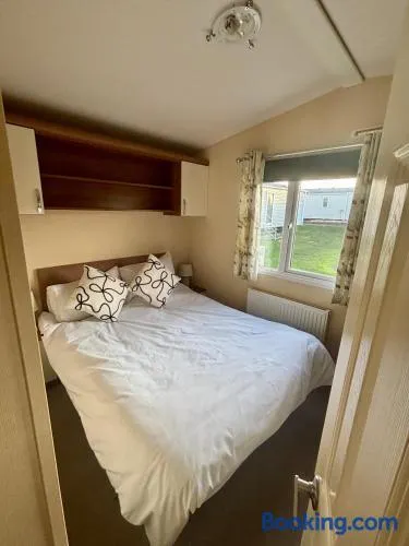 Relax By The Coast - Spacious 6-sleeper Caravan - Image 1