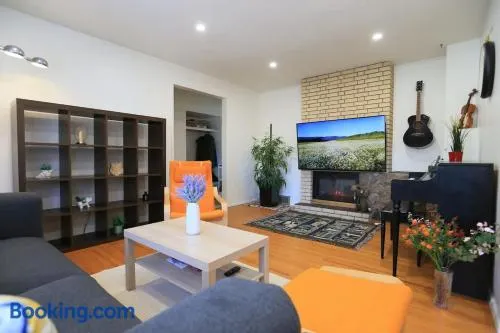 Quiet Family Friendly, 4 min UofC and University District Shops, 9 min DT - Image 1