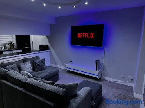 Modern 3-Bedroom Home with Cozy Cinema-Style Living Space - Image 1