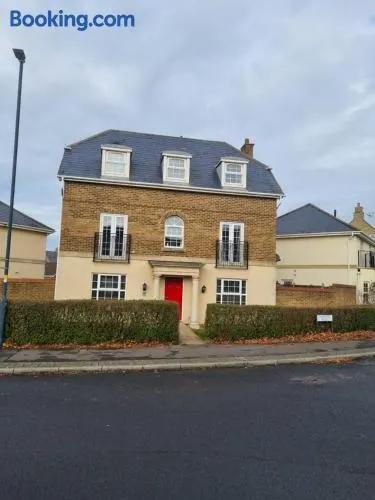 Swindon 6 deluxe doubles 2 with en suite in large house - No Pets - Image 1