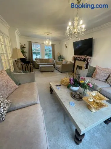 Beautiful 6 Bedroom House Oxford City - Image 1