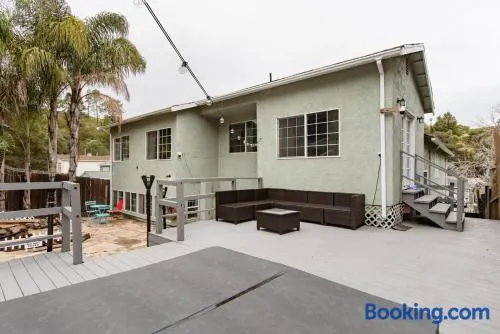 Adorable studio In Oakland Zoo Neib - Image 1