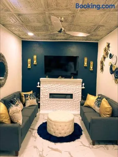 Beautiful Queen Luxury Suite Near Downtown Norfolk - Image 1