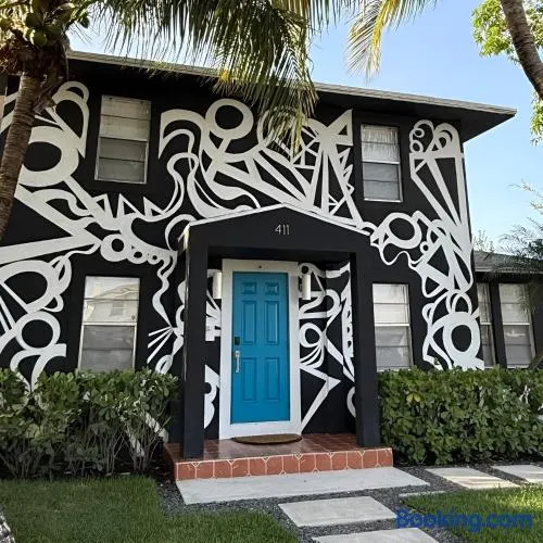 4BD 2BA - Black&White ArtBNB - Antique Row WPB - Image 1