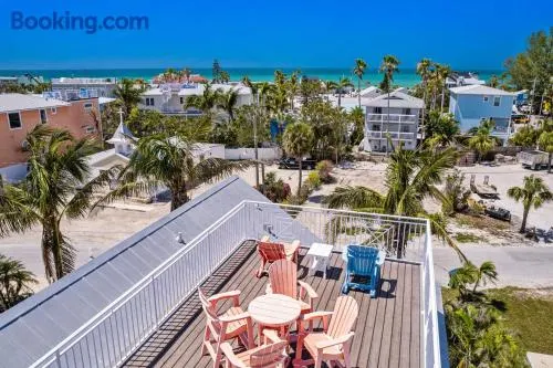 Nautical Tides - 3 Blocks to Beach! Pool Spa! Rooftop Deck by Anna Maria Life Vacation Rentals - Image 1