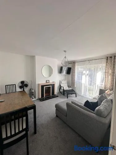 Entire 2 bed apartment - Up to 4 guest - 10 min from station & town centre - Image 1